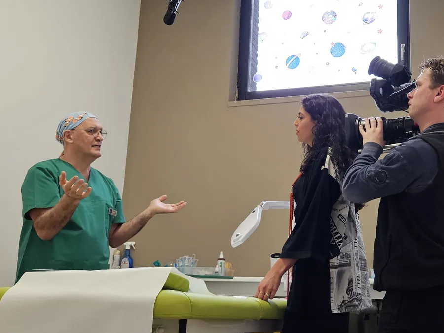 Opname van een nieuwsitem in een behandelkamer van Vatan Kliniek