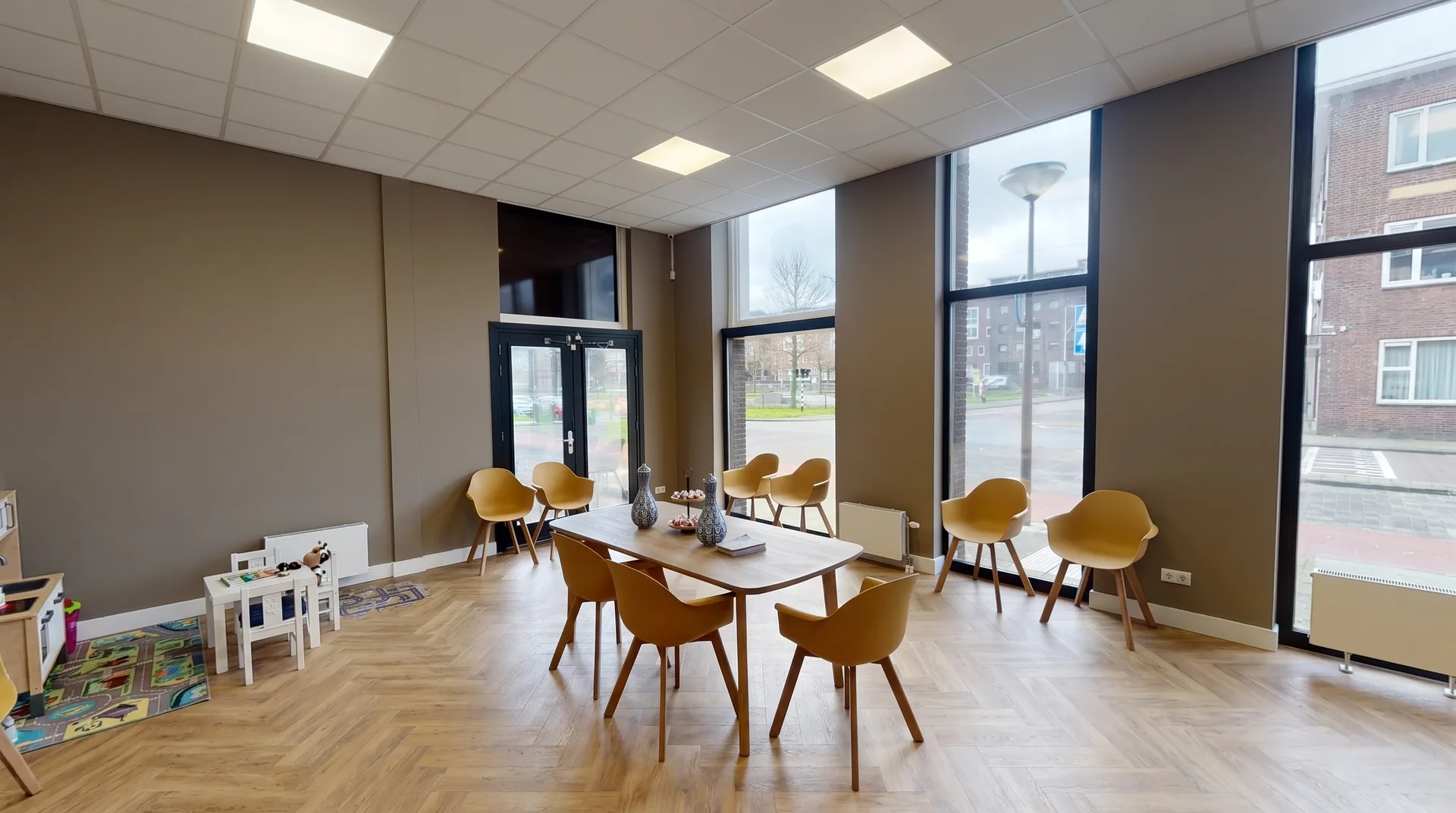 De lichte wachtruimte van Vatan Kliniek met warme kleuren en veel daglicht