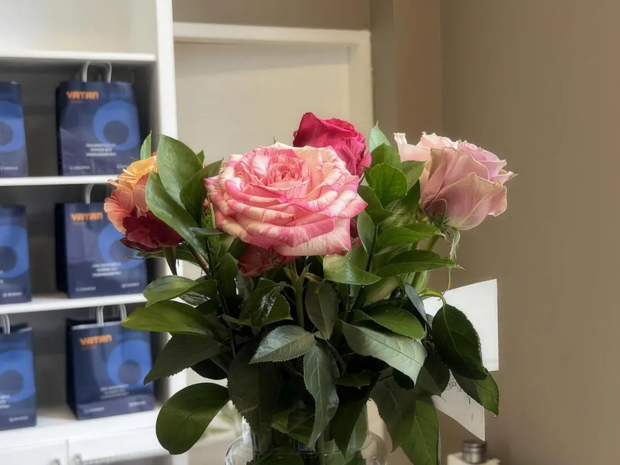 Balie van Vatan Kliniek met verse bloemen