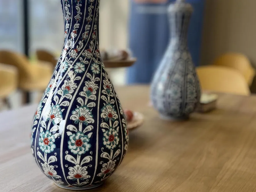 Handbeschilderde Turkse vaas in de wachtruimte van Vatan Kliniek